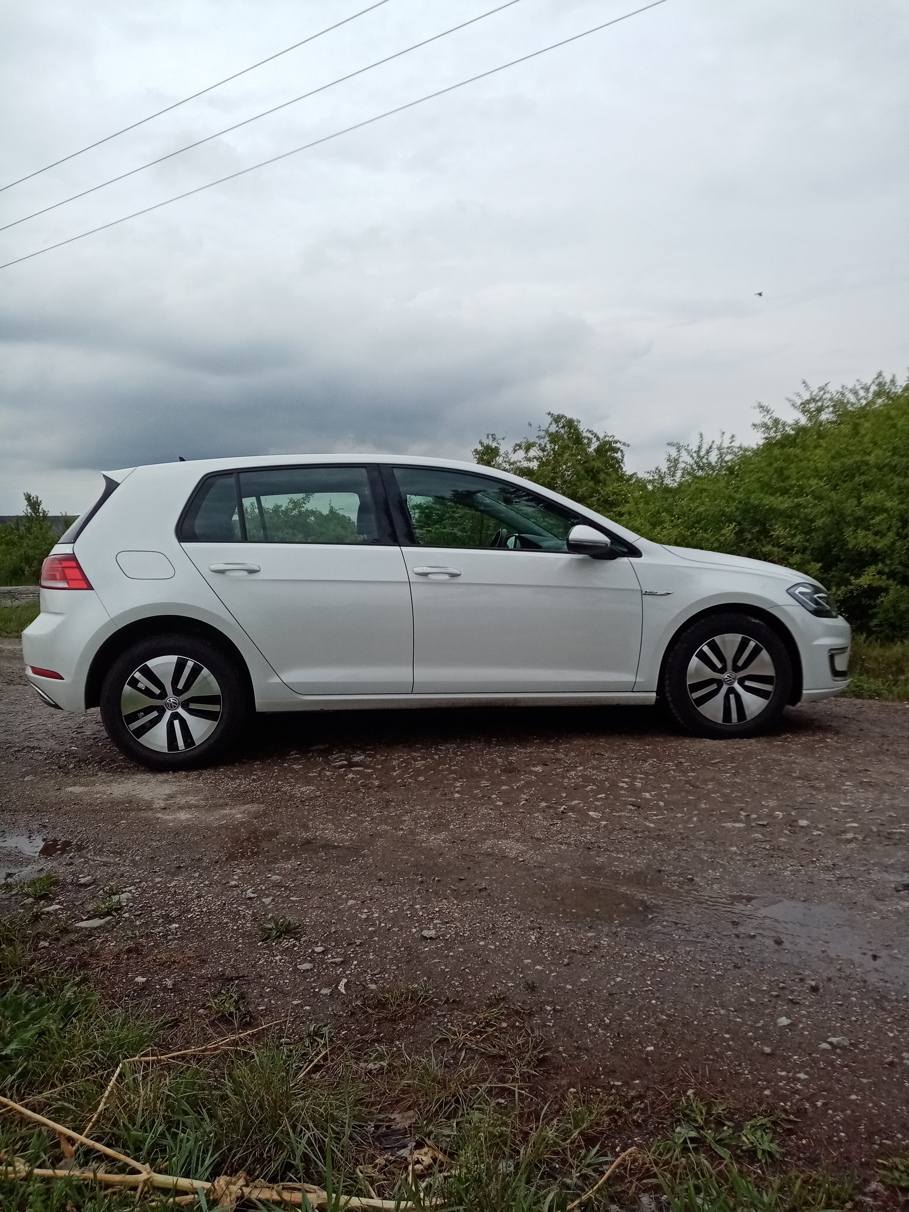 Volkswagen e-Golf thumbnail 2