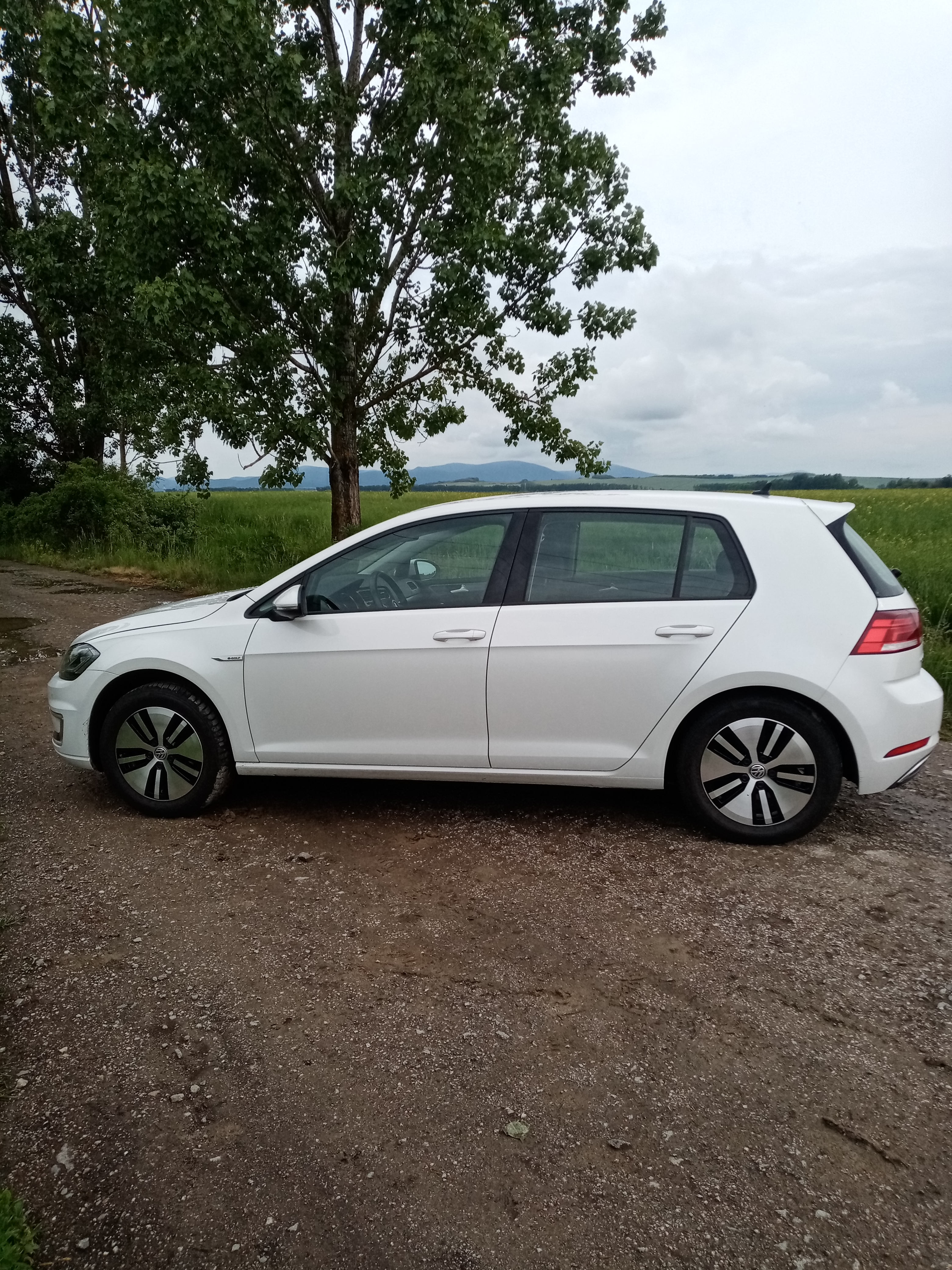 Volkswagen e-Golf thumbnail 3