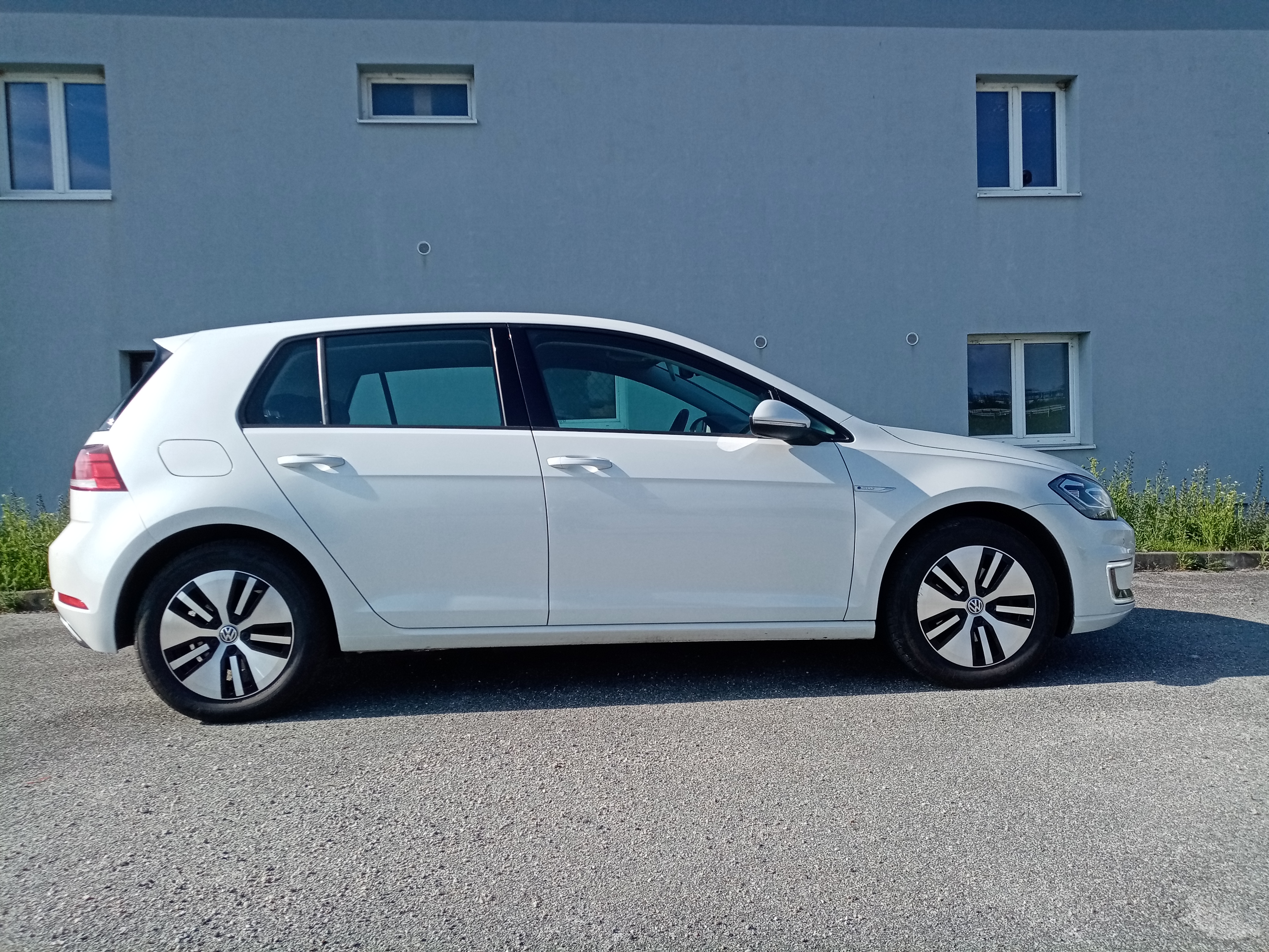 Volkswagen e-Golf thumbnail 11