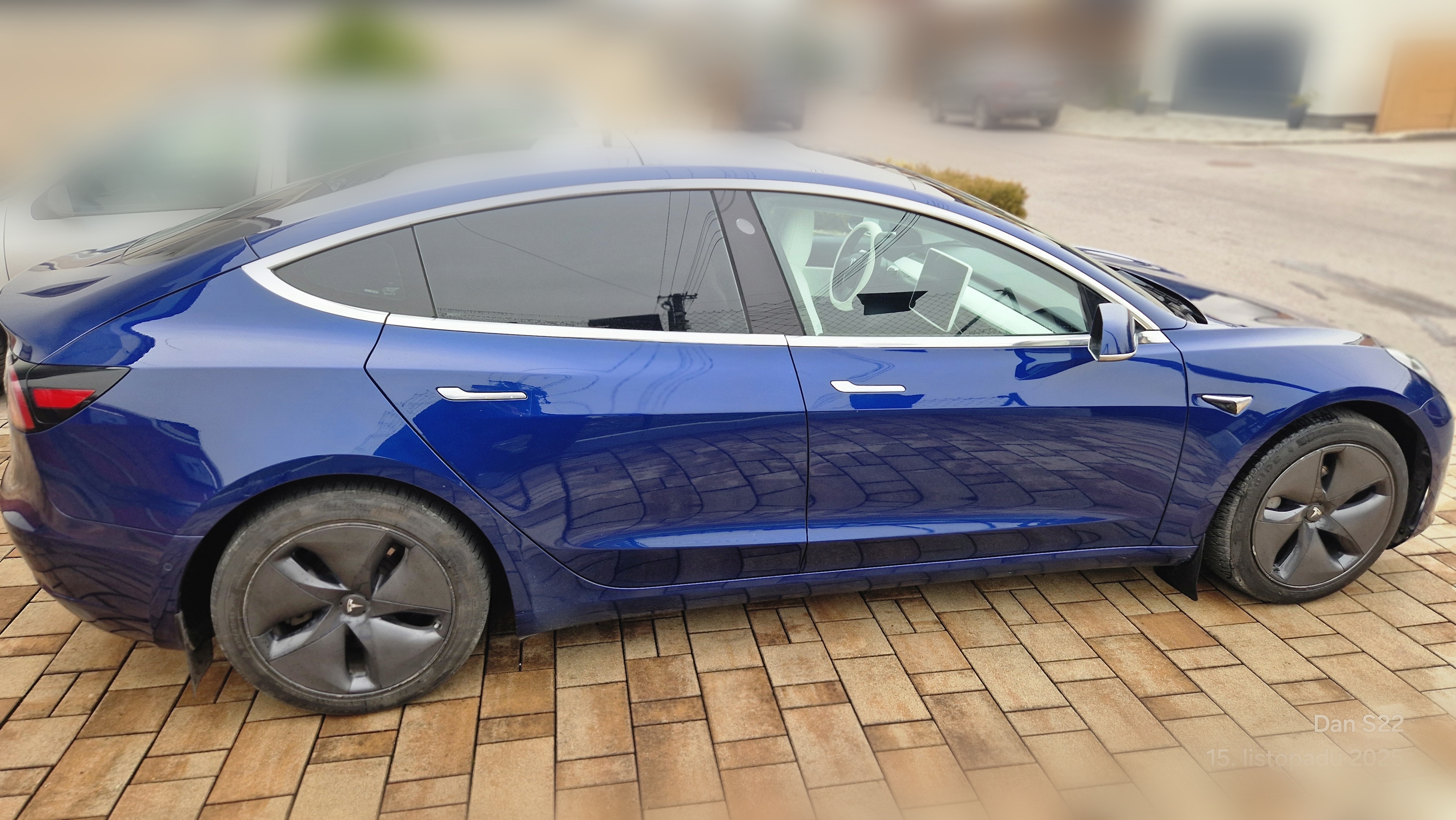 Tesla Model 3 thumbnail 2