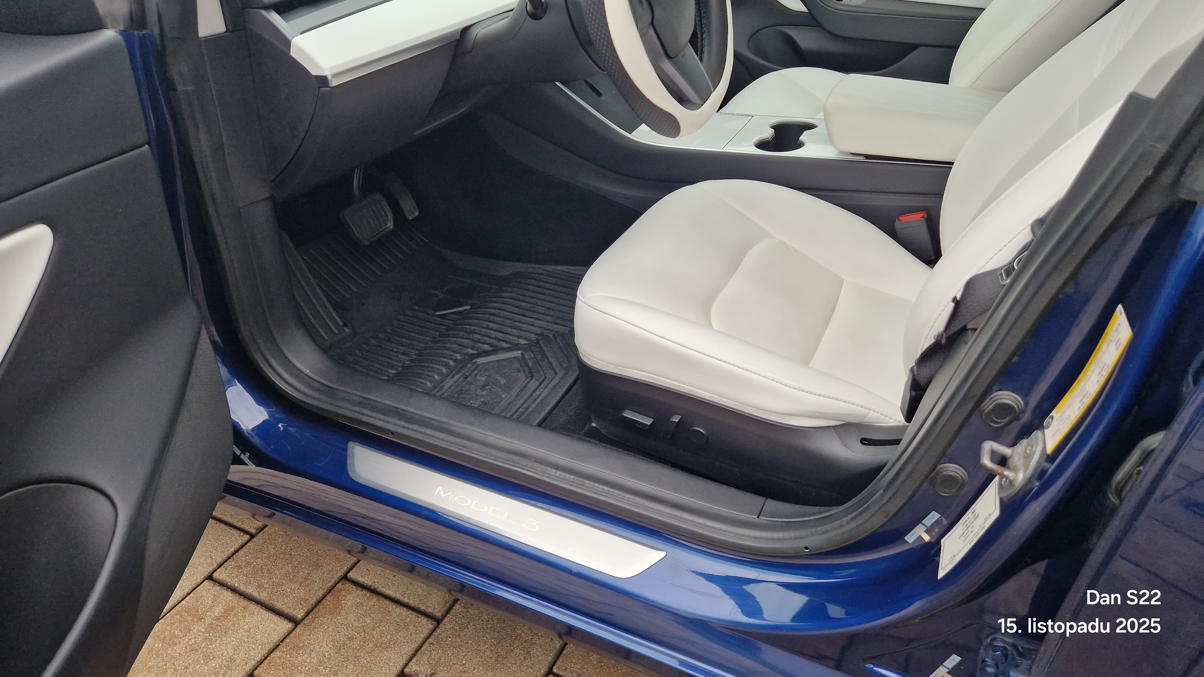 Tesla Model 3 thumbnail 7